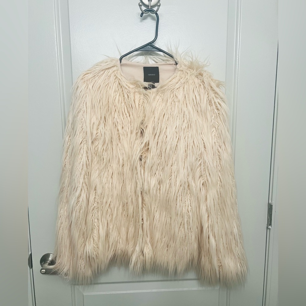 Gorgeousssss cream faux fur coat! ✨